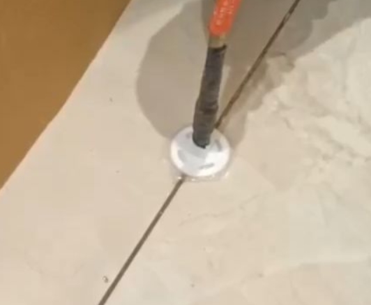 湘潭市瓷砖空鼓维修公司专业解答瓷砖在铺贴过程中，如果没有涂抹均匀到位的粘结材料（如水泥砂浆或瓷砖胶），可能会导致以下问题