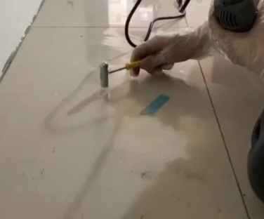 湘潭市瓷砖开裂维修公司专业分享瓷砖在铺贴前如果没有沥干水分，将会导致以下问题